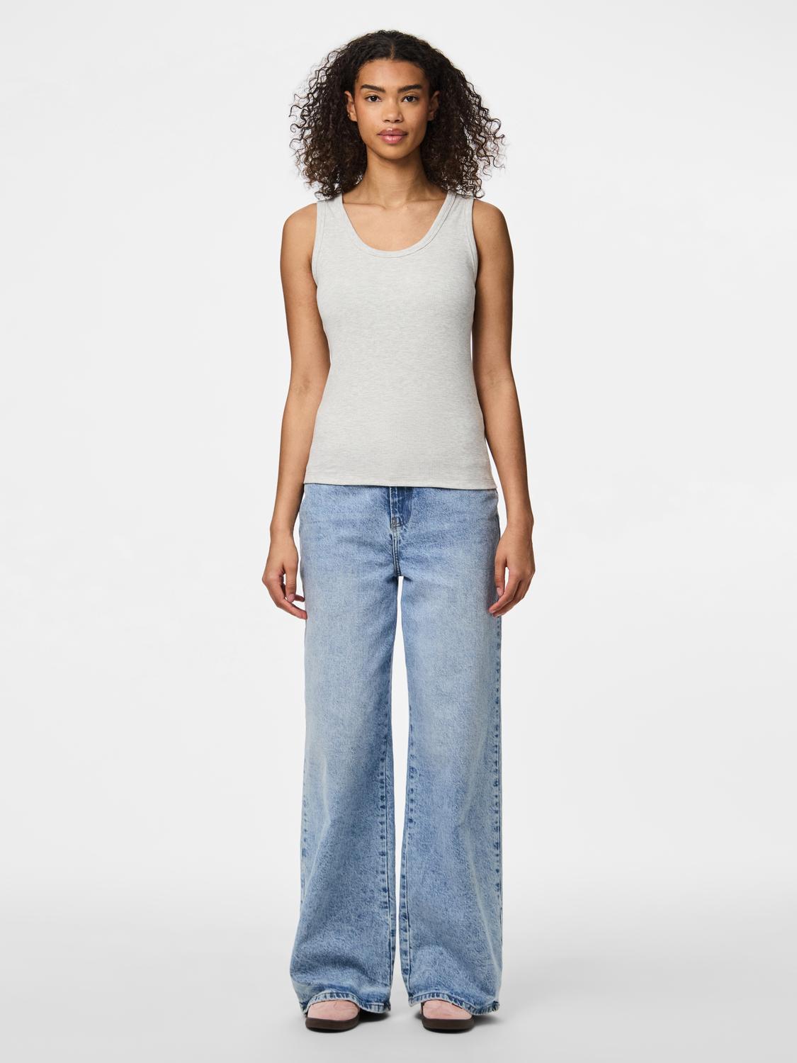 model_shot-front_full